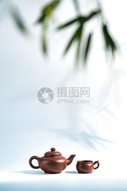 中式文化竹叶下的茶壶图片