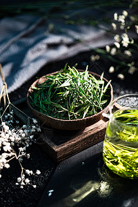 透明茶杯传统文化一杯绿茶和茶叶背景