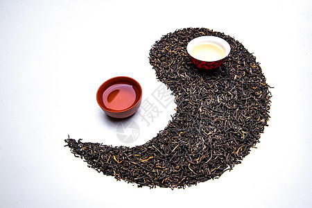 杯子元素影棚拍摄陶瓷制品式样茶叶和茶杯组成的太极图案背景