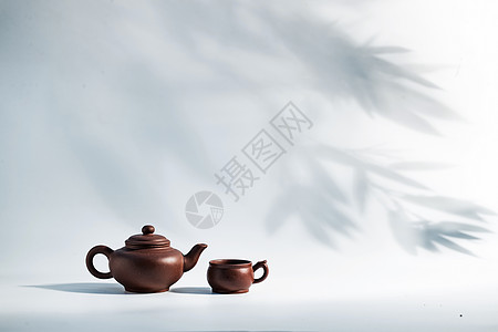 竹子阴影下的茶具瓷器高清图片