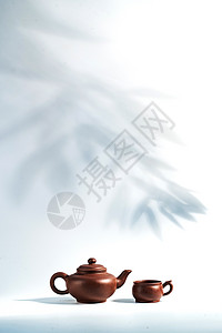 茶具竹子背景下的茶壶图片