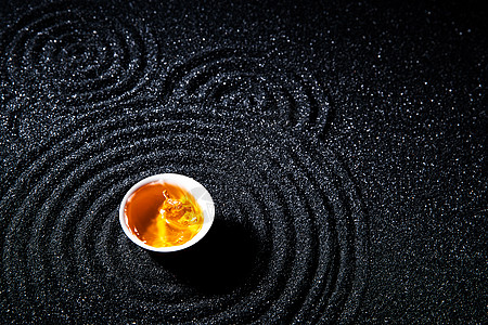 水花水波纹元素黑色背景下的一杯茶背景