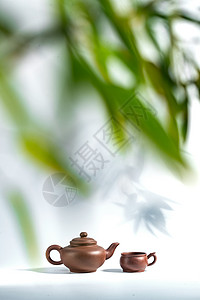 竹叶下的茶壶图片