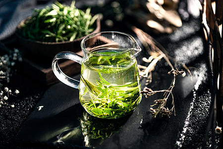 一杯绿茶和茶叶图片