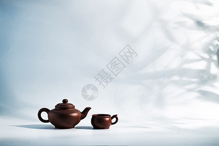 竹子阴影下的茶壶图片