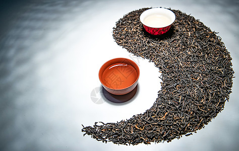 传统文化茶叶和茶杯组成的太极图案图片