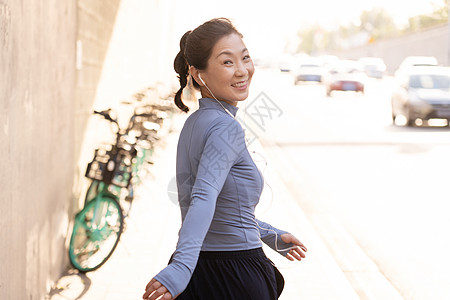 中年女子在马路旁健身图片