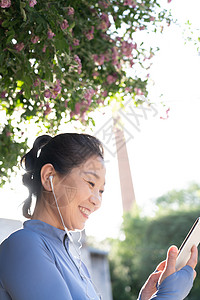 户外健身的中年女子听音乐图片