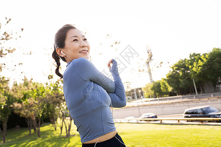 草地瑜伽练瑜伽的中老年女士背景