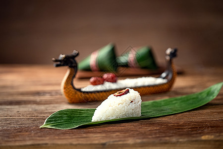 寿司船传统食品粽子和龙舟背景
