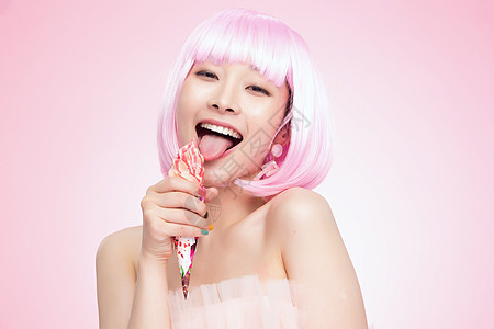 美女舌头时尚年轻女孩品尝冰淇淋背景