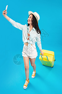 色彩鲜艳青年人乐趣拉着行李箱去旅行的年轻女孩背景图片