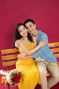 时尚帅哥女朋友幸福的青年伴侣坐在长椅上图片