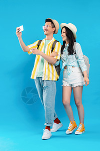 女人情侣两个人旅途中快乐的青年伴侣用手机拍照图片