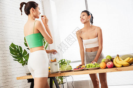 水平构图住宅房间青年女人年轻闺蜜在家吃水果图片