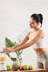 维生素女士内衣青年人健康女人使用榨汁机图片