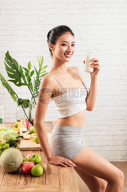 美女健康食物愉悦健康女人喝牛奶图片