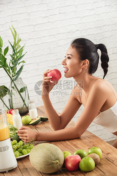 成年人仅一个青年女人感吃水果的健康女人图片