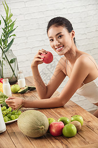 亚洲彩色图片无忧无虑吃水果的健康女人高清图片