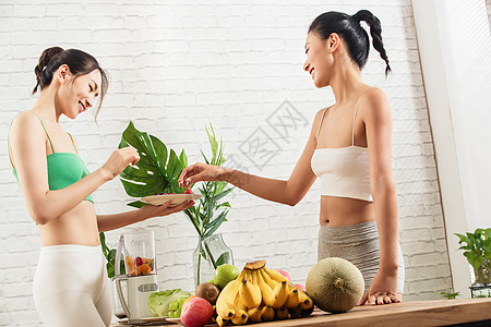 清新健康的两个人年轻闺蜜在家吃水果图片