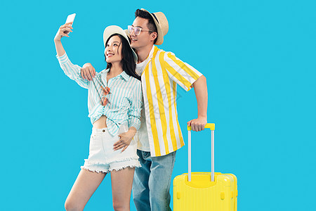 旅途中快乐的青年伴侣用手机自拍图片