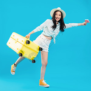 兴奋单腿站着活力拎着行李箱去旅行的年轻女孩背景图片