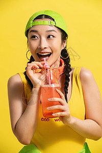 麻花辫东亚表现积极喝饮料的青年女人图片