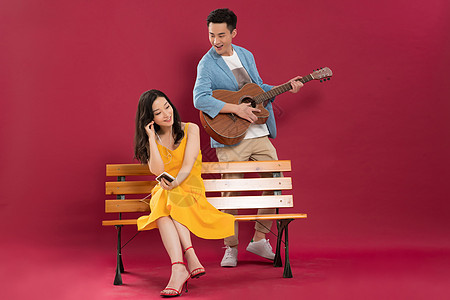 成年人两个人弹吉他的青年男人和听音乐的青年女人图片