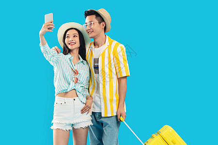 不看镜头条纹微笑旅途中快乐的青年伴侣用手机拍照图片