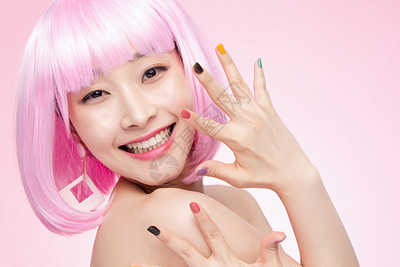 25岁到29岁东亚粉色带着假发涂着指甲油的年轻女孩图片