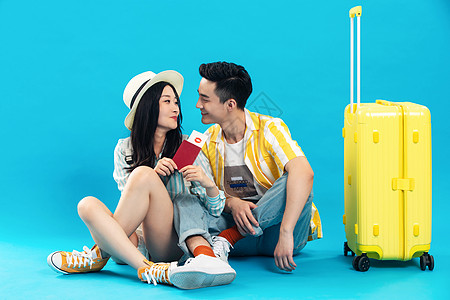 行李箱休闲活动全身像旅途中坐在地上休息的亲密情侣图片