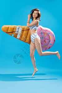 条纹户内充气玩具抱着冰淇淋形状的浮排跳跃的泳装美女图片