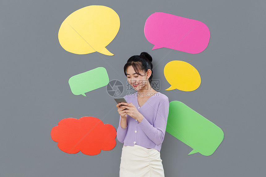 彩色图片留白公告信息拿着手机站在对话框前面的年轻女孩图片