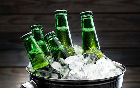 冰桶挑战冰块和冰镇玻璃瓶啤酒背景