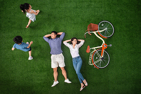 儿子两个孩子的家庭短裤草地上快乐的一家四口图片