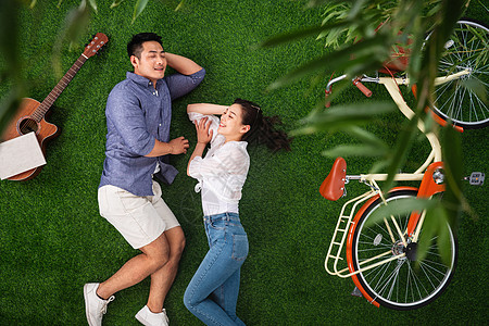 青年伴侣躺在草地上小憩图片