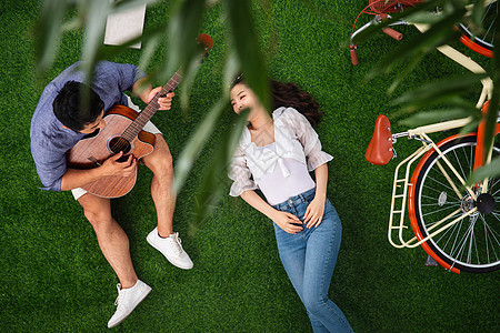 青年伴侣在草地上享受休闲时光图片