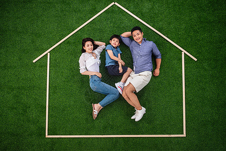 短裤三个人相伴快乐的一家三口躺在草地上的房子轮廓里图片