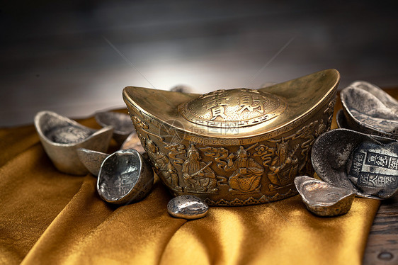 静物亚洲旧的木箱上的金元宝和银元宝图片