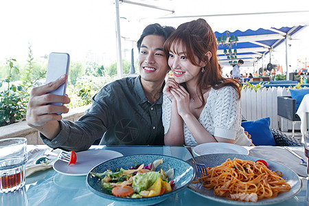 快乐情侣在餐厅里用餐图片