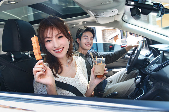 幸福坐在汽车里的青年伴侣图片