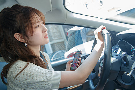 情绪压力侧面视角健康生活方式开车的青年女人图片