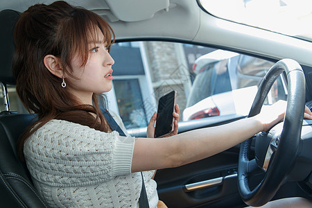 苦恼亚洲交通方式开车的青年女人图片