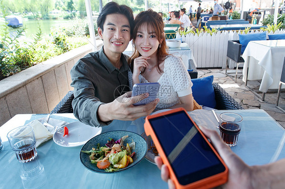 健康生活方式摄影青年人年轻情侣在餐厅用手机付款图片
