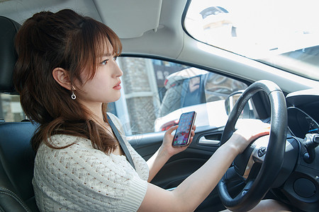 休闲成年人活力开车的青年女人图片