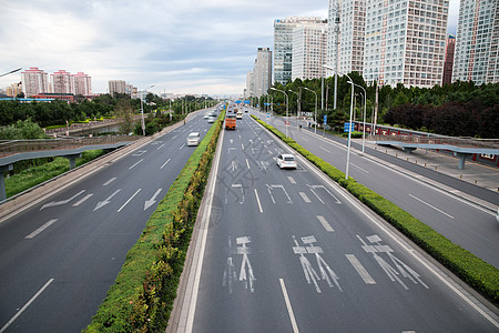 前进的道路绿化大城市北京CBD建筑背景