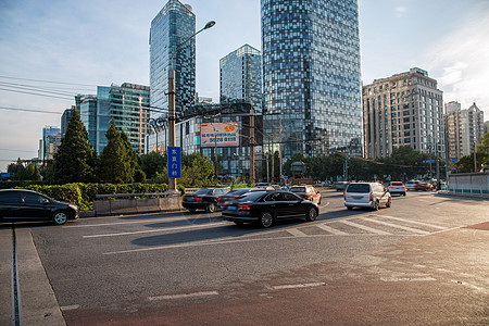 城市里的高楼大厦和街道高清图片