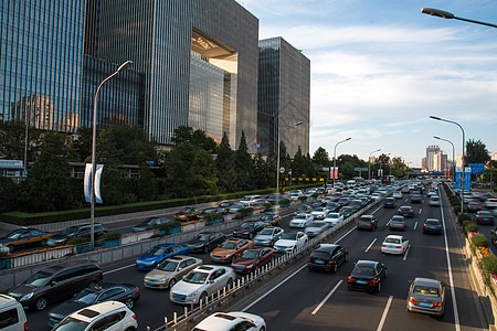 城市里的高楼大厦和街道高清图片