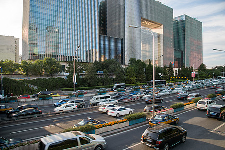 城市里的高楼大厦和街道图片