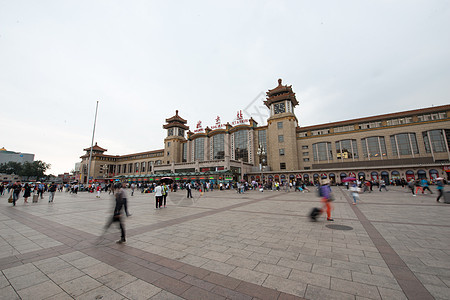 都市风光白昼大量人群北京站图片